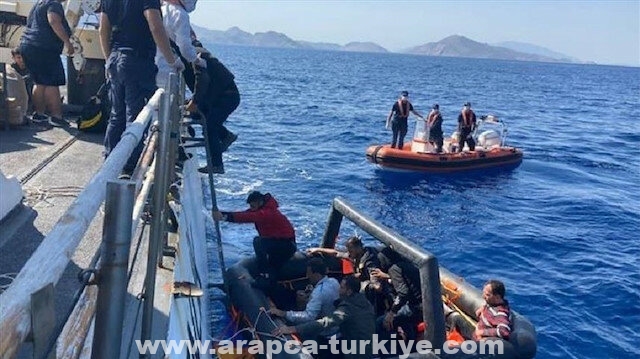 إنقاذ 75 مهاجرا دفعتهم اليونان إلى المياه التركية