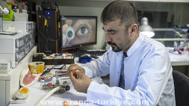 أنقرة.. تركي يبدع في صنع العيون الاصطناعية