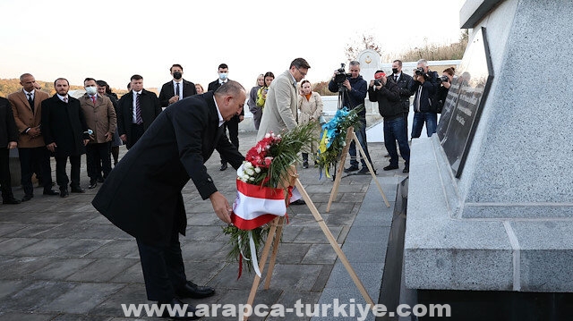 تشاووش أوغلو يزور مقبرة الشهداء الأتراك في أوكرانيا
