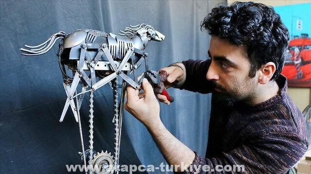 طالب تركي يبدع في صنع مجسمات متحركة من بقايا معدنية
