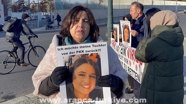 برلين.. تركية تواصل التظاهر لاسترداد ابنتها من "بي كا كا"