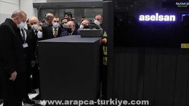 الرئيس أردوغان يتفقد جهازا محلي الصنع لفحص الأمتعة والحقائب