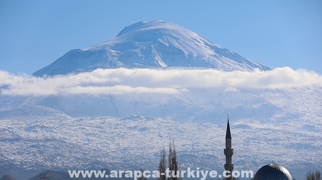 مع تساقط الثلوج.. جبل "آغري" بتركيا يكتسي بثوب أبيض