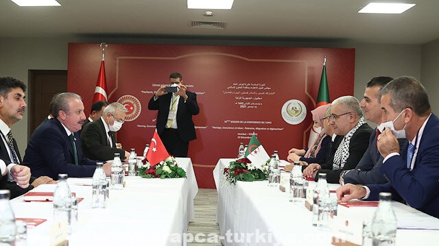 رئيس البرلمان التركي يلتقي نظيره الجزائري