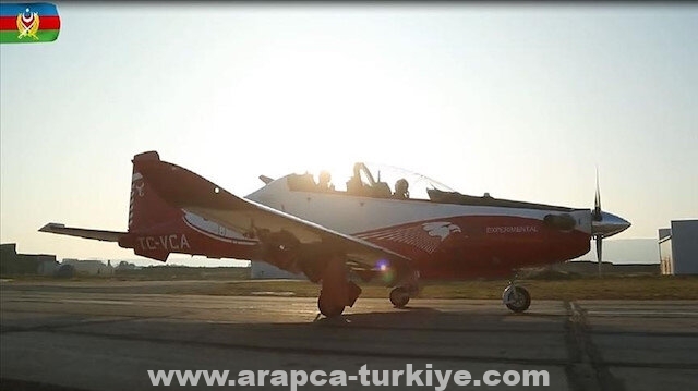 طيارون أذربيجانيون يحلقون بطائرة التدريب التركية "حُرقوش"