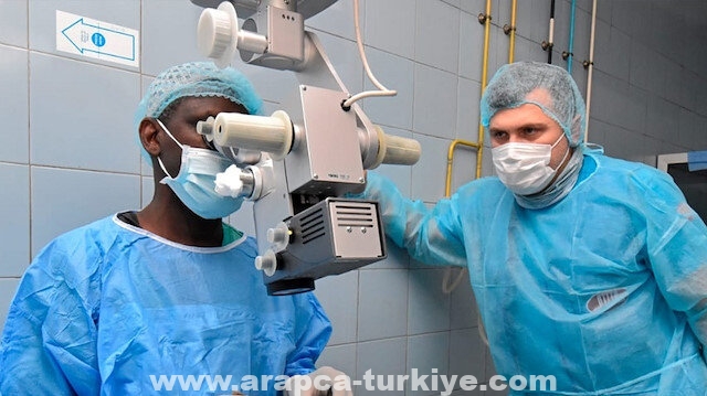 فريق تركي يجري 400 عملية جراحة عيون في السنغال