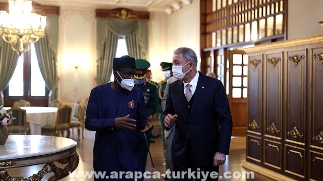 وزيرا دفاع تركيا ونيجيريا يبحثان قضايا الدفاع الإقليمي والأمن