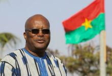 رئيس بوركينا فاسو يستقيل من منصبه عقب احتجازه من الجيش