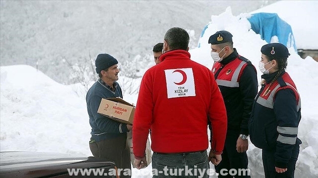 الهلال الأحمر التركي يغيث العالقين بالطرق بسبب الثلوج