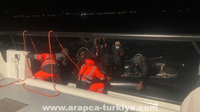 إنقاذ 10 مهاجرين دفعتهم اليونان إلى المياه التركية
