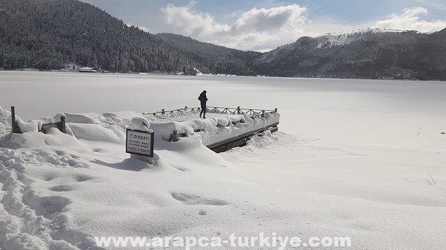 بولو التركية.. الثلوج تغطي سطح بحيرة أبانت الشهيرة