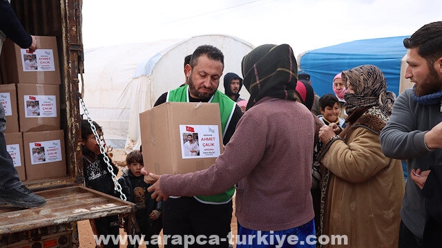 أسرة لاعب تركي راحل تقدم 750 طردا غذائيا للنازحين في إدلب
