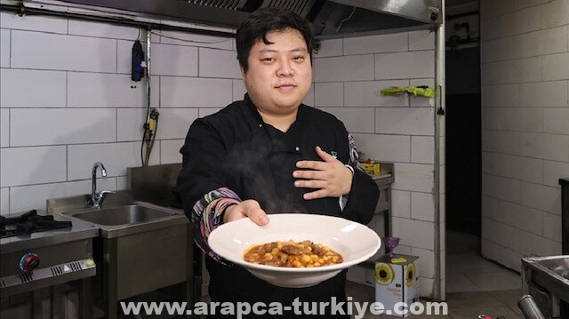 طباخ كوري اعتنق الإسلام يسعى للتعريف بالمطبخ التركي