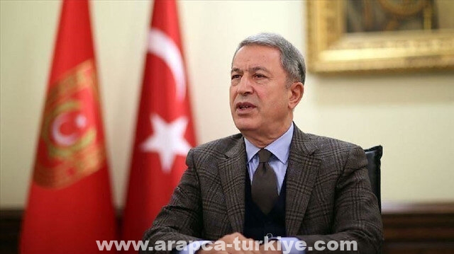 وزير الدفاع التركي يقوم بجولة تفقدية على الحدود مع العراق