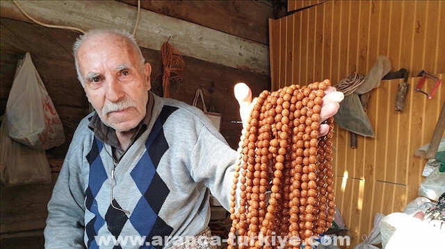 حرفي تركي يصنع سبحات معطرة من بذور "العرعر" السوري
