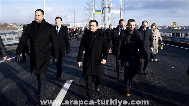 شيدته شركة تركية.. زيلينسكي يفتتح أكبر جسر في أوكرانيا