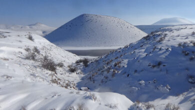 قونية التركية.. بحيرة "ميكة" تسحر الزوار بثلوجها