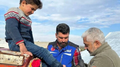 كان يرتعش من البرد.. "آفاد" التركية تغيث طفلا سوريا بمخيمات إدلب