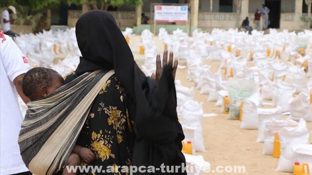 الهلال الأحمر التركي يقدم وجبات لـ 3 آلاف صومالي يوميًا