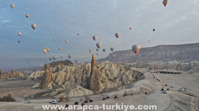 السياح يستقبلون العام الجديد على المناطيد في كبادوكيا التركية