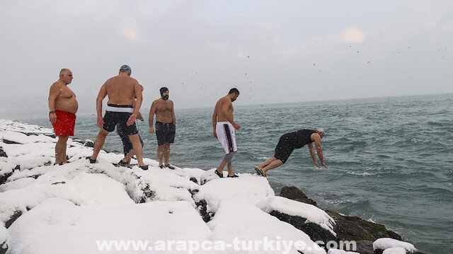 إسطنبول.. أتراك يتحدون البرد بالسباحة رغم الثلوج