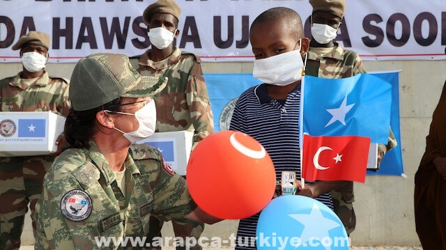 الصومال.. القوات التركية توزع مساعدات على طلاب بمقديشو