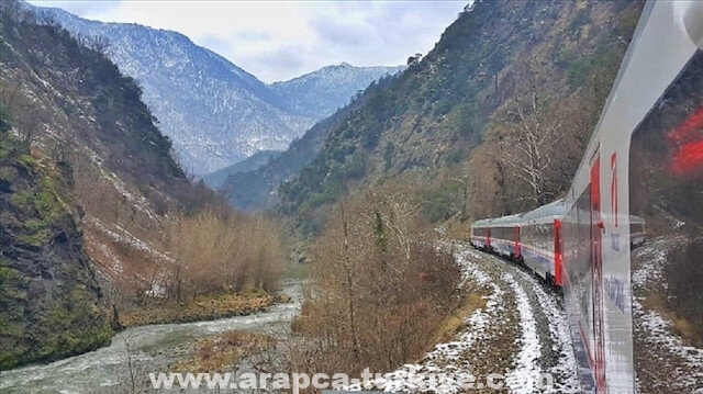 قطار "غرب البحر الأسود" التركي .. رحلة في أحضان الطبيعة والتاريخ