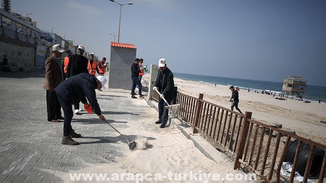 حملة لتنظيف شاطئ بحر غزة في "يوم الأرض"