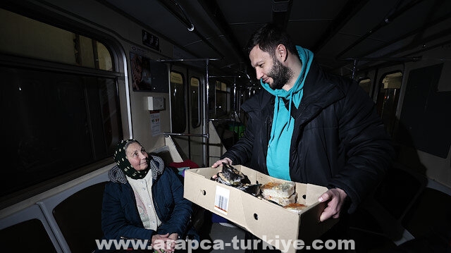 كييف.. رجل أعمال تركي يوزّع الطعام لألف نازح بسبب الحرب