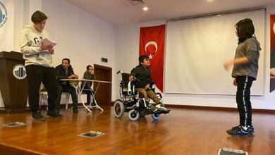 أطفال عراقيون وسوريون يعرضون قصصهم الواقعية بمسرحية في أنقرة