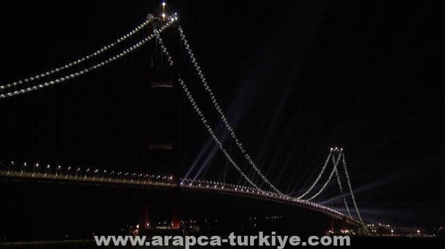 تركيا.. عرض ضوئي على جسر "جناق قلعة 1915"