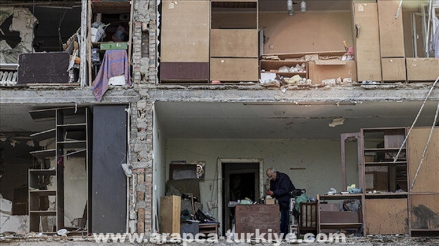 سكان كييف يواصلون ترميم منازلهم المتضررة من القصف الروسي