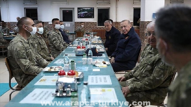 الرئيس أردوغان يشارك الجنود شرق تركيا إفطارهم الرمضاني