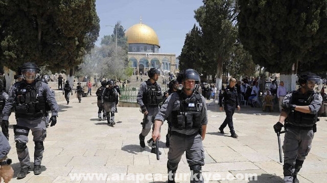 شرطة الاحتلال تقتحم ساحات المسجد الأقصى وتخليها من المصلين