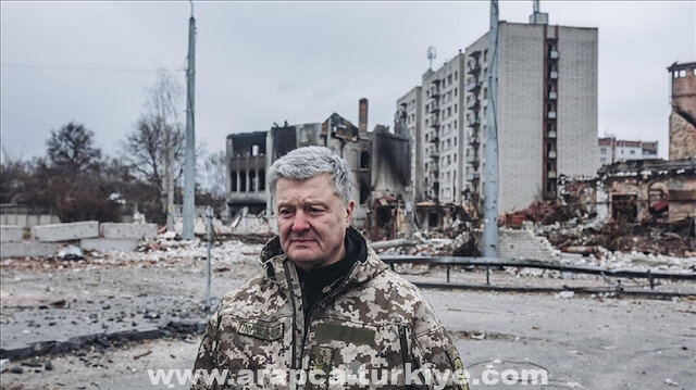 رئيس أوكرانيا السابق يطالب المجتمع الدولي بإمداد كييف بالسلاح