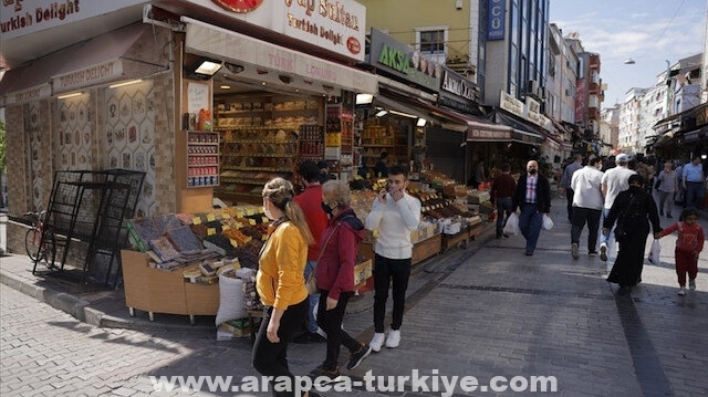الاستعداد للعيد في أسواق إسطنبول.. حراك وبهجة وحلويات