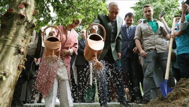 الرئيس أردوغان يغرس أول شتلة بحديقة الشعب في إسطنبول