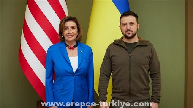 زيلينسكي يلتقي رئيسة مجلس النواب الأمريكي في كييف