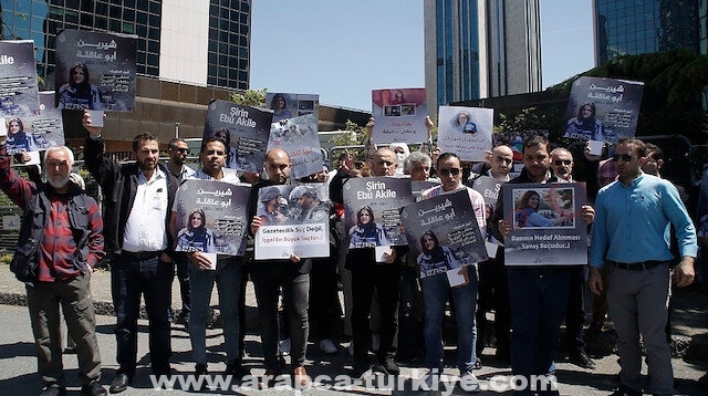 إسطنبول.. صحفيون ينددون أمام قنصلية إسرائيل بمقتل أبو عاقلة