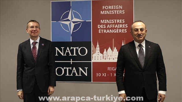 وزيرا خارجية تركيا ولاتفيا يبحثان مسائل تتعلق بالناتو
