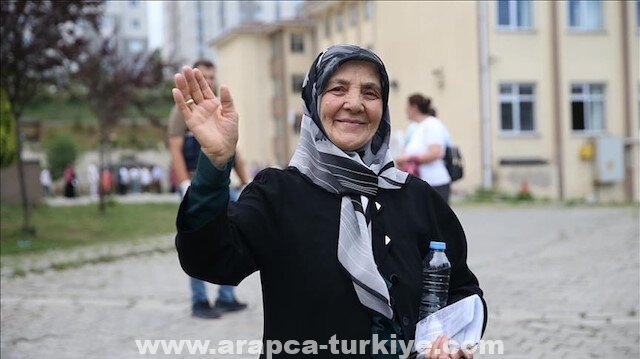 عمرها 84 عاما.. جدة تركية تتقدم لامتحان القبول الجامعي