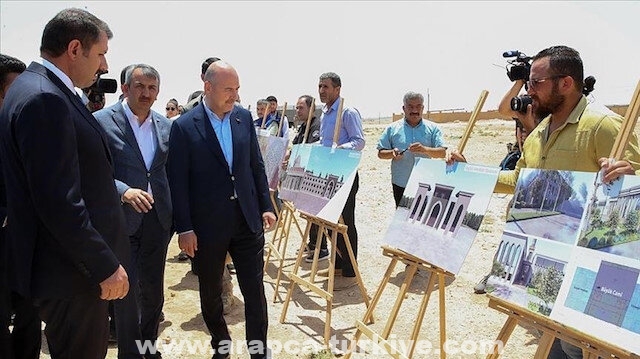 وزير تركي يتفقد مشروع بناء مساكن في تل أبيض السورية