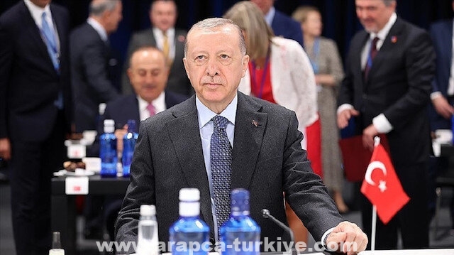 الرئيس التركي يصل البلاد عائدا من قمة قادة الناتو