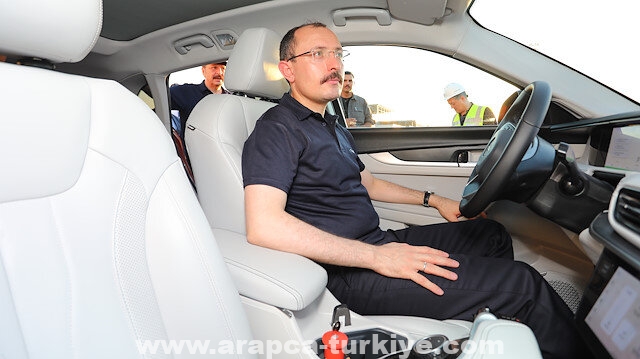وزير التجارة التركي يجري قيادة تجريبية للسيارة المحلية
