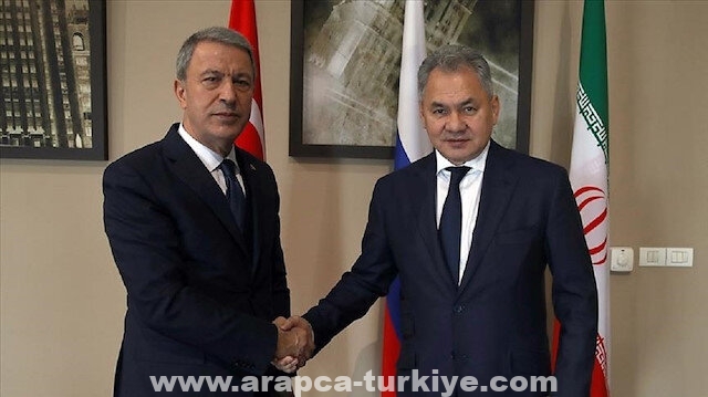 وزيرا الدفاع التركي والروسي يبحثان قضايا أمنية ودفاعية