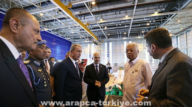 أنقرة.. رئيس الوزراء الماليزي يزور شركتين تركيتين