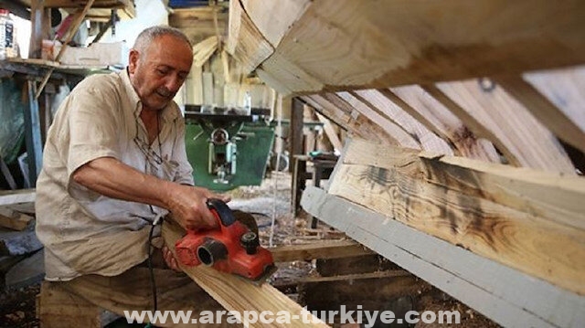 تركيا.. "الأسطى نجدت" يواصل صناعة القوارب منذ 40 عاما