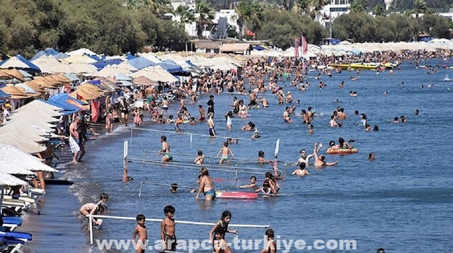 شواطئ إسطنبول تعجّ بالفارين من حرّ الصيف