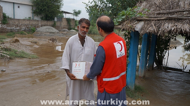 الهلال الأحمر التركي يغيث المتضررين من الفيضانات بباكستان