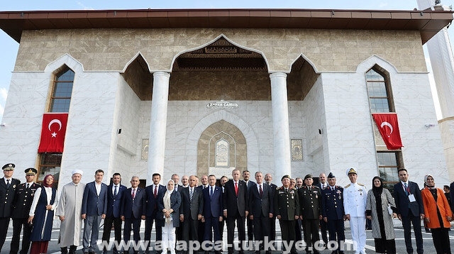 الرئيس أردوغان يفتتح مسجدا ضمن وحدة عسكرية